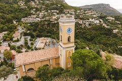 flyg- sikt av kyrkan med klockatornet och klockan på den lilla europeiska staden på kullar, arkivbilder flyg- sikt av kyrkan med klockatornet och klockan på den lilla europeiska staden på kullar, arkivbilder