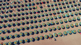 Flyg- sikt av paraplyer på Sunny Beach arkivbilder Flyg- sikt av paraplyer på Sunny Beach arkivbilder
