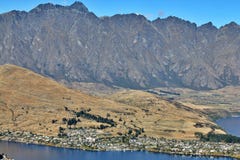 Flyg- sikt av Queenstown arkivbild Flyg- sikt av Queenstown arkivbild