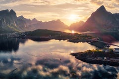 Flyg- sikt av Reine med berg royaltyfria foton Flyg- sikt av Reine med berg royaltyfria foton