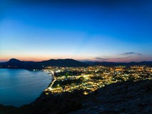 Flyg- sikt för Nightlightstad från det höga berget royaltyfri bild Flyg- sikt för Nightlightstad från det höga berget royaltyfri bild