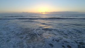 flyg- sikt för surr 4k på morgonsoluppgång över Florida Atlantic Ocean seascape av lugna vita vågor på den satellit- bränningstra arkivfilmer flyg- sikt för surr 4k på morgonsoluppgång över Florida Atlantic Ocean seascape av lugna vita vågor på den satellit- bränningstra arkivfilmer