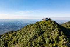 flyg- sikt 4K av en italiensk bergkyrka Italienska fjällängar, Trivero, Piemonte, Italien royaltyfria foton flyg- sikt 4K av en italiensk bergkyrka Italienska fjällängar, Trivero, Piemonte, Italien royaltyfria foton