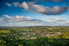 Flyg- sikt över stad av Holguin i Kuba royaltyfria foton Flyg- sikt över stad av Holguin i Kuba royaltyfria foton