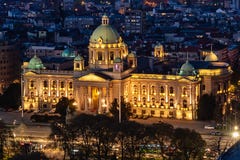Flyg- skott av serbisk nationalförsamling i Belgrade på natten royaltyfri foto Flyg- skott av serbisk nationalförsamling i Belgrade på natten royaltyfri foto