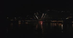 Flyg till och med honnören på kusten av Italien som förbiser antennen för nattstad 4K arkivfilmer Flyg till och med honnören på kusten av Italien som förbiser antennen för nattstad 4K arkivfilmer
