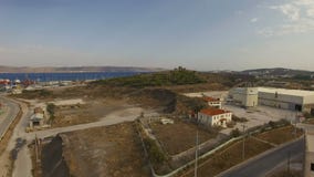 Flyga över vägen i industriell zon av Lavrio kuststadport arkivfilmer Flyga över vägen i industriell zon av Lavrio kuststadport arkivfilmer