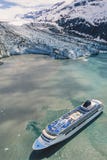 Flygbild av den Alaska glaciärfjärden med kryssningskeppet royaltyfria bilder Flygbild av den Alaska glaciärfjärden med kryssningskeppet royaltyfria bilder