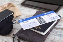Flygbolagbiljett, pass och elektronik royaltyfria foton Flygbolagbiljett, pass och elektronik royaltyfria foton