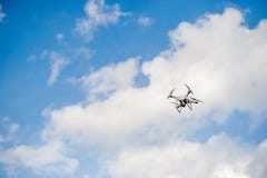 Flygfotograferingutrustningflyg i den blåa himlen och kopieringsutrymme royaltyfria bilder Flygfotograferingutrustningflyg i den blåa himlen och kopieringsutrymme royaltyfria bilder