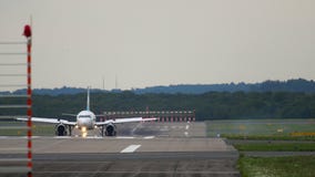 Flygplan som bromsar, n?r att ha landat Flygplan som bromsar, n?r att ha landat