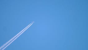 Flygplan som h?gt flyger i himlen Flygplan som h?gt flyger i himlen
