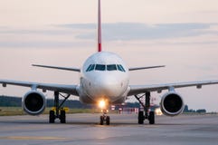 Flygplan som är klart att ta av från landningsbana Ett stort fotografering för bildbyråer Flygplan som är klart att ta av från landningsbana Ett stort fotografering för bildbyråer