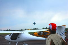 Flygplan under flygshow arkivbilder Flygplan under flygshow arkivbilder