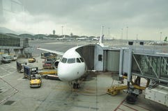 Flygplanet p? grova asfaltbel?ggningen Hong Kong International Airport är den kommersiella flygplatsen som tjänar som Hong Kong royaltyfri foto Flygplanet p? grova asfaltbel?ggningen Hong Kong International Airport är den kommersiella flygplatsen som tjänar som Hong Kong royaltyfri foto