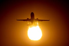 Flygplanlandning eller start i solnedgången med röd himmel i Bucharest den internationella flygplatsen, spotting för slätt arkivbilder Flygplanlandning eller start i solnedgången med röd himmel i Bucharest den internationella flygplatsen, spotting för slätt arkivbilder