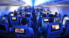 Flygplanpassagerare, platser och TVskärmar arkivbilder Flygplanpassagerare, platser och TVskärmar arkivbilder
