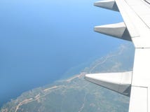 Flygplanvinge och sikt ner till jordningen arkivbilder Flygplanvinge och sikt ner till jordningen arkivbilder