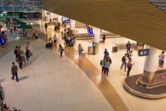 Flygplatsbagagereklamation på natten royaltyfri bild Flygplatsbagagereklamation på natten royaltyfri bild
