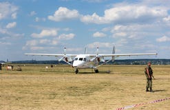 Fläche auf Flugplatz an Charkiw-airshow lizenzfreie stockbilder Fläche auf Flugplatz an Charkiw-airshow lizenzfreie stockbilder