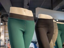 Flåsar lägre kroppar för plast- idrotts- skyltdocka som poserar med yoga fotografering för bildbyråer Flåsar lägre kroppar för plast- idrotts- skyltdocka som poserar med yoga fotografering för bildbyråer