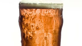 Flödande över exponeringsglas av öl i toppen ultrarapid lager videofilmer Flödande över exponeringsglas av öl i toppen ultrarapid lager videofilmer