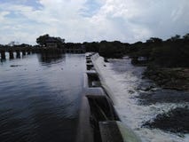 Flödande över spill av den Nachaduuwa behållaren Sri Lanka arkivfoto Flödande över spill av den Nachaduuwa behållaren Sri Lanka arkivfoto