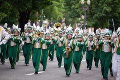 Flöjt- och trumpetspelare på storslaget blom- ståtar royaltyfri bild Flöjt- och trumpetspelare på storslaget blom- ståtar royaltyfri bild