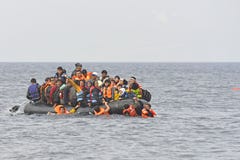 Flüchtlinge im Boot in Meer Lesvos Griechenland stockfotos Flüchtlinge im Boot in Meer Lesvos Griechenland stockfotos
