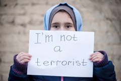 Flüchtlingsmädchen mit einer Aufschrift auf einem weißen Blatt lizenzfreies stockbild Flüchtlingsmädchen mit einer Aufschrift auf einem weißen Blatt lizenzfreies stockbild