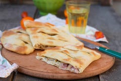 Focaccia con queso verde, la pera y el tocino Fotos de archivo Focaccia con queso verde, la pera y el tocino Fotos de archivo
