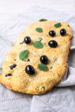 Focaccia итальянского хлеба с оливкой, чесноком и мятой, вертикальными стоковая фотография Focaccia итальянского хлеба с оливкой, чесноком и мятой, вертикальными стоковая фотография