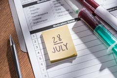 foco seletivo da vara ele seringa do questionário da data do 28 de julho e garrafa médicas do teste com hepatite do mundo das amo foto de stock foco seletivo da vara ele seringa do questionário da data do 28 de julho e garrafa médicas do teste com hepatite do mundo das amo foto de stock