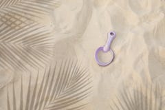 Foco seletivo de conceitos dos fundos do ver?o e do feriado com sombra da folha do coco na praia limpa da areia imagens de stock Foco seletivo de conceitos dos fundos do ver?o e do feriado com sombra da folha do coco na praia limpa da areia imagens de stock