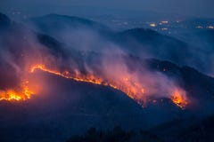 Fogo na montanha imagem de stock Fogo na montanha imagem de stock