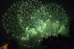 Fogos-de-artifício no céu nocturno fotografia de stock royalty free Fogos-de-artifício no céu nocturno fotografia de stock royalty free