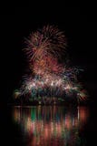Fogos de artifício ricos completos das estrelas sobre a superfície da represa de Brno com reflexão do lago foto de stock Fogos de artifício ricos completos das estrelas sobre a superfície da represa de Brno com reflexão do lago foto de stock