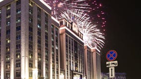 Fogos-de-artifício sobre a construção da duma de estado do conjunto federal da Federação Russa, Moscou, Rússia filme Fogos-de-artifício sobre a construção da duma de estado do conjunto federal da Federação Russa, Moscou, Rússia filme