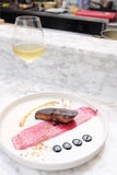 Foie Gras biff med röd bärsås och vitt vin arkivfoto Foie Gras biff med röd bärsås och vitt vin arkivfoto