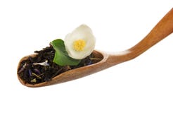 Folhas de chá perfumadas com centáurea, flor do jasmim na colher isolada imagem de stock Folhas de chá perfumadas com centáurea, flor do jasmim na colher isolada imagem de stock