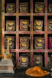 Folio's van oude manuscripten in bibliotheek van Stakna-gompa Tibetaans Boeddhistisch Klooster in Ladakh royalty-vrije stock afbeelding Folio's van oude manuscripten in bibliotheek van Stakna-gompa Tibetaans Boeddhistisch Klooster in Ladakh royalty-vrije stock afbeelding