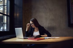 Folk på arbetsåterkopplingar med fläckar genom att använda bärbara datorn och wifi fotografering för bildbyråer Folk på arbetsåterkopplingar med fläckar genom att använda bärbara datorn och wifi fotografering för bildbyråer