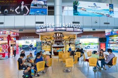Folk på fastfoodrestaurangen på kamRanh den internationella flygplatsen royaltyfri foto Folk på fastfoodrestaurangen på kamRanh den internationella flygplatsen royaltyfri foto