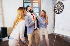 Folk som g?r lagutbildnings?vning under seminariet f?r lagbyggnad, lekpilar Inomhus lagbyggnadsaktiviteter arkivfoto Folk som g?r lagutbildnings?vning under seminariet f?r lagbyggnad, lekpilar Inomhus lagbyggnadsaktiviteter arkivfoto