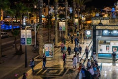 Folk som går på nattgatan av den Las Americas staden på den Tenerife ön Fotografering för Bildbyråer Folk som går på nattgatan av den Las Americas staden på den Tenerife ön Fotografering för Bildbyråer