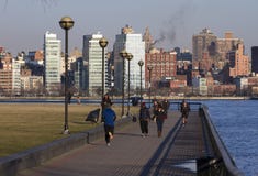 Folk som joggar på Hoboken strand, NJ arkivbild Folk som joggar på Hoboken strand, NJ arkivbild