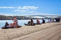 Folk som kopplar av på en kaj royaltyfri fotografi Folk som kopplar av på en kaj royaltyfri fotografi