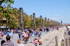 Folk som promenerar en marinafjärd nära stranden i Barcelona spain arkivfoto Folk som promenerar en marinafjärd nära stranden i Barcelona spain arkivfoto