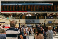 Folk som skynda sig till drev på stationen Liverpool, Juni 3, 2018, i London royaltyfria bilder Folk som skynda sig till drev på stationen Liverpool, Juni 3, 2018, i London royaltyfria bilder