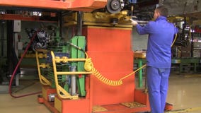 Folket arbetar på enheten av bilar Lada på transportör av fabriken AutoVAZ stock video Folket arbetar på enheten av bilar Lada på transportör av fabriken AutoVAZ stock video